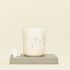 Kubek ceramiczny z pracowni baobab-biały w kolorowe plamki